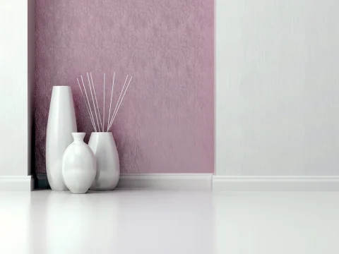 Bức tường giấy dán màu hồng tím nhạt cùng bình hoa trắng