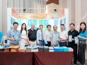 Khách hàng tại gian hàng sơn gỗ Becker Chem
